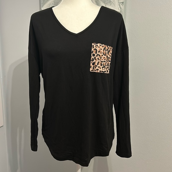 Emery Rose Tops - Black Women’s Long Sleeve V-neck with Leopard Print Pocket